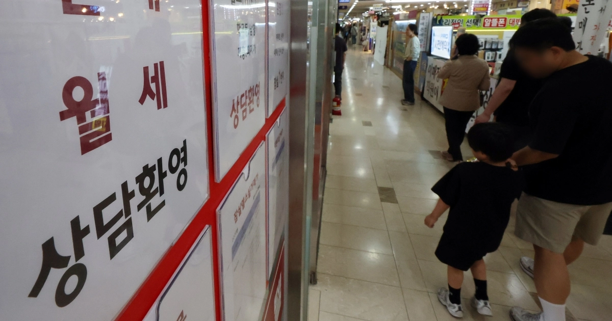 지난 18일 서울 시내 한 부동산 중개업소에 게시된 월세 정보.  뉴스1