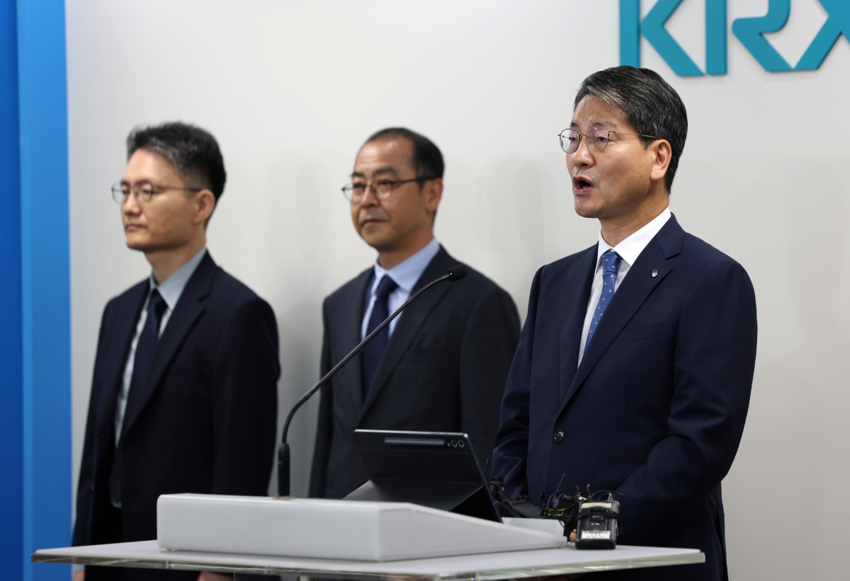 ‘명문대 출신 정보카르텔 적발’ 브리핑하는 황선오 단장