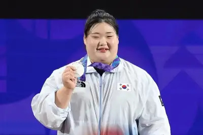 “선수촌 밥 맛없어요” 4㎏ 빠지고 신기록…300㎏ ‘번쩍’ 박혜정, 은메달에도 활짝 웃었다