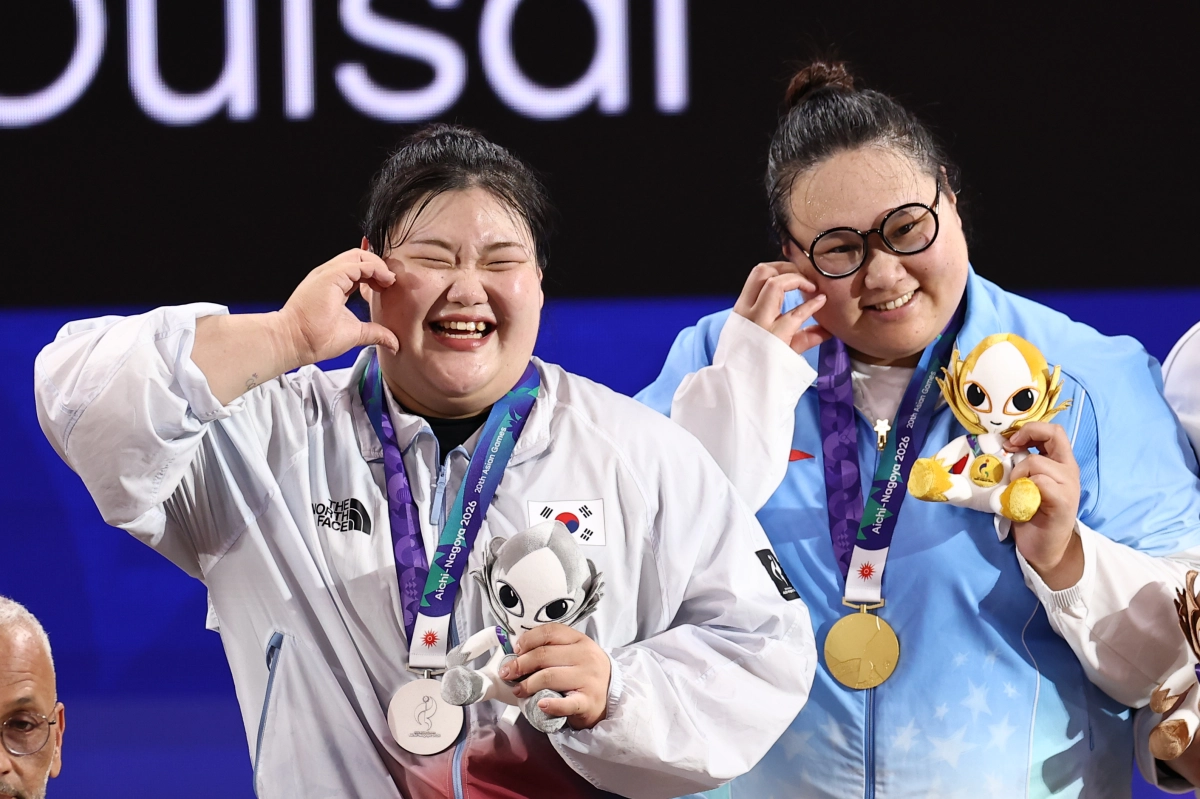 역도 국가대표 박혜정(왼쪽)이 29일 일본 아이치현 나고야 중소기업진흥회관에서 열린 2026 아이치·나고야 아시안게임 역도 여자 86㎏ 이상급 시상식에서 절친이자 우승자인 리원원과 함께 같은 포즈를 취한 채 활짝 웃고 있다. 2026.9.29 나고야 연합뉴스