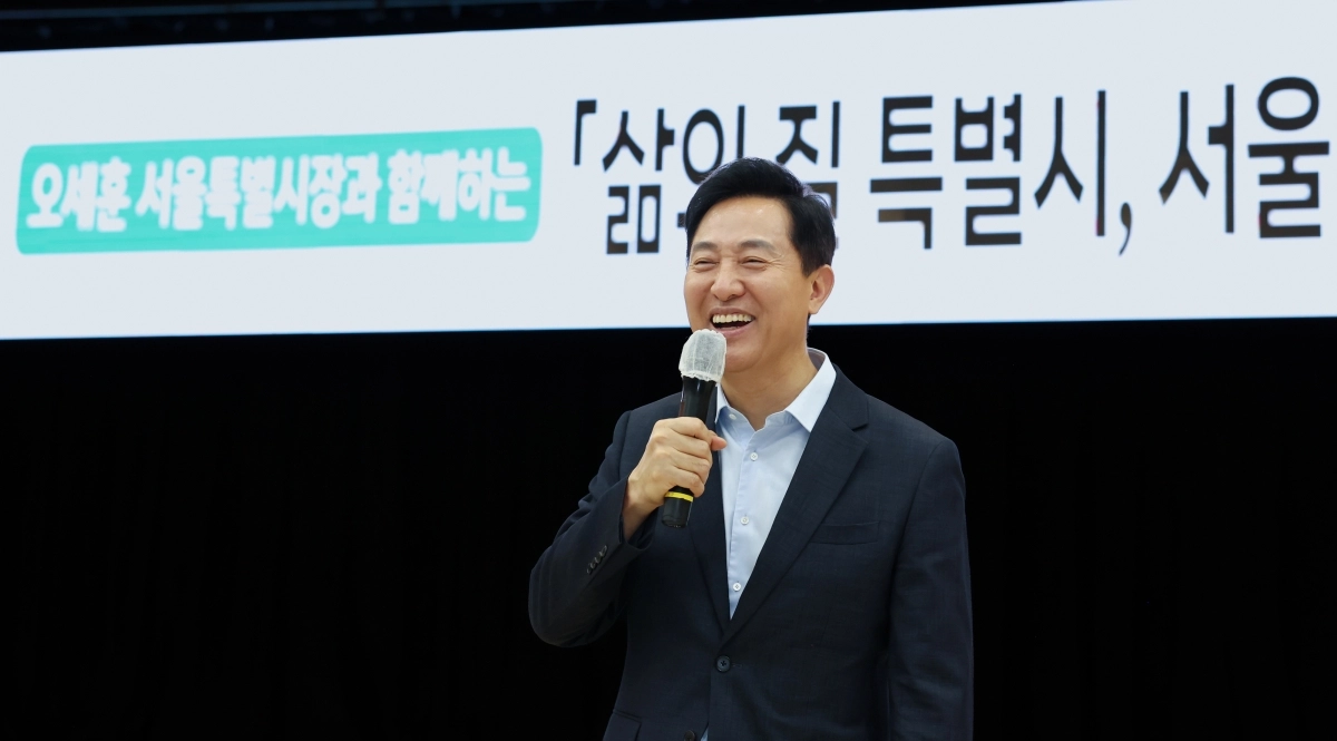 오세훈 서울시장이 29일 충북 충주시청에서 시민과 공무원 200여 명을 대상으로 ‘삶의 질 특별시 서울’ 특강을 진행하면서 활짝 웃고 있다.  서울시 제공