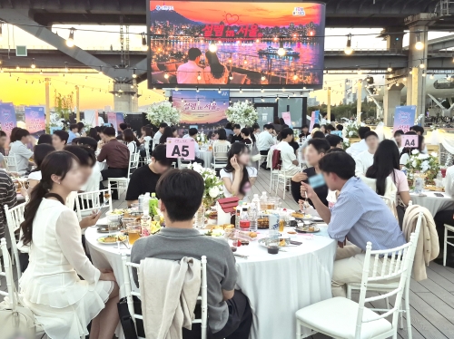 서울에 거주하는 미혼남녀들이 지난 19일 뚝섬 한강버스에서 진행된 ‘설렘 in 서울, 한강버스편’에서 대화를 나누고 있다. 서울시 제공