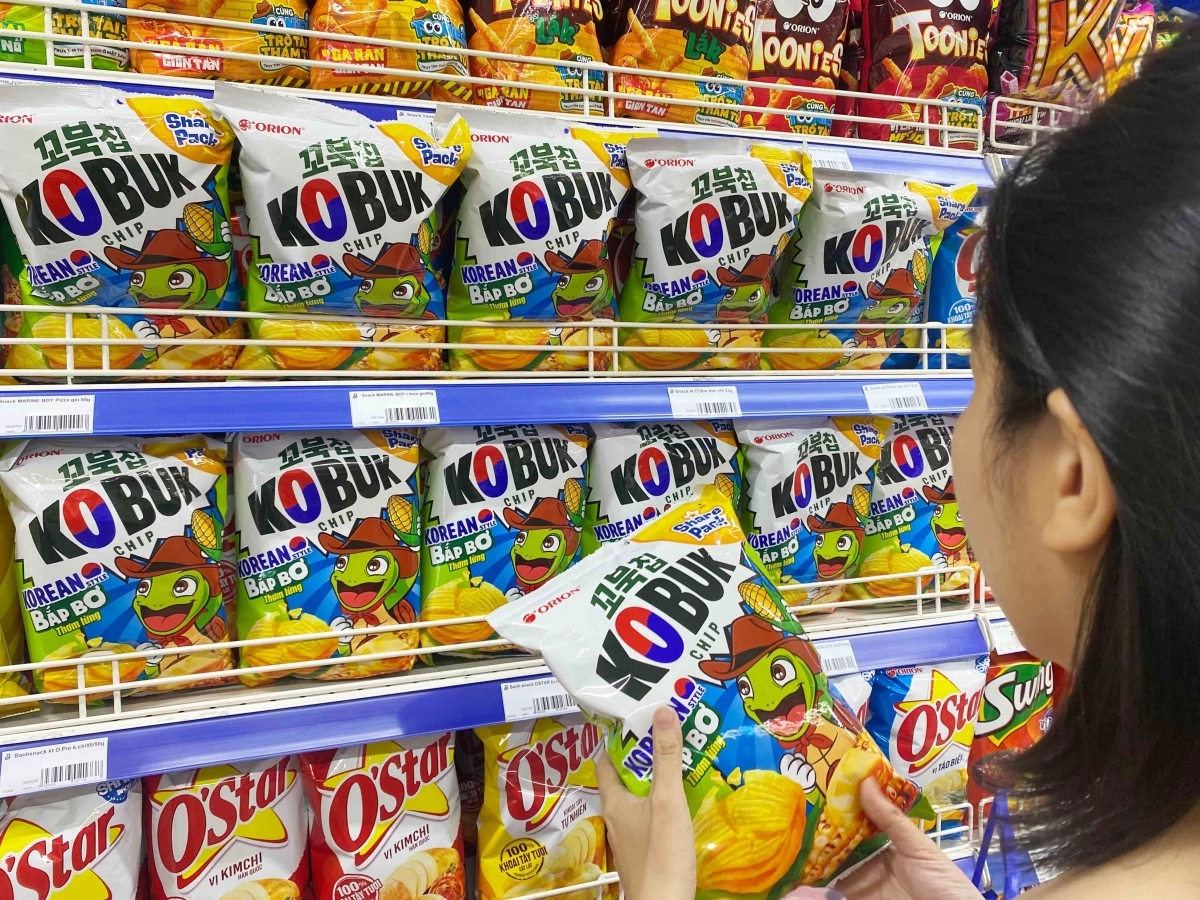 베트남 현지의 한 마트에 국내와 동일한 제품명인 ‘꼬북칩’(Kobukchip)으로 이름을 바꾼 오리온 스낵이 29일 진열돼 있다. 오리온 제공