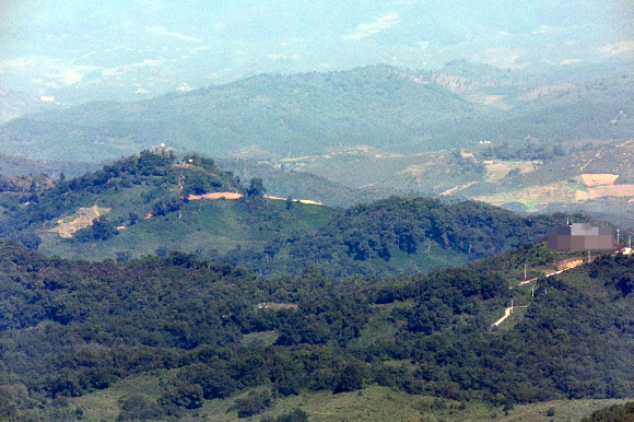 29일 경기도 파주시 접경지역에서 바라본 서부전선 비무장지대(DMZ) 일대가 적막하다. <br>국방부는 지난 28일 브리핑을 열고 지난 21일 서부전선 DMZ에서 발생한 폭발 사고 원인에 대해 북한군 지뢰일 가능성이 매우 높다고 밝혔다. 2026.9.29 <br>연합뉴스