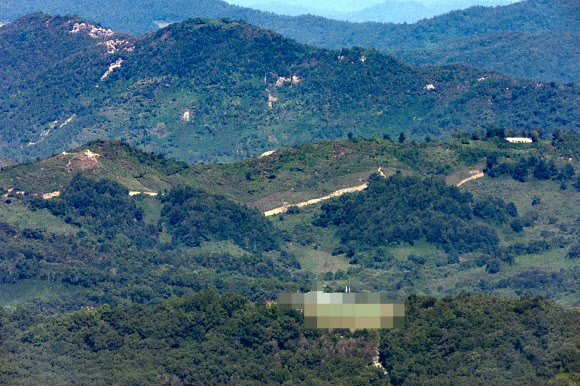 29일 경기도 파주시 접경지역에서 바라본 서부전선 비무장지대(DMZ) 일대가 적막하다. <br>국방부는 지난 28일 브리핑을 열고 지난 21일 서부전선 DMZ에서 발생한 폭발 사고 원인에 대해 북한군 지뢰일 가능성이 매우 높다고 밝혔다. 2026.9.29 <br>연합뉴스