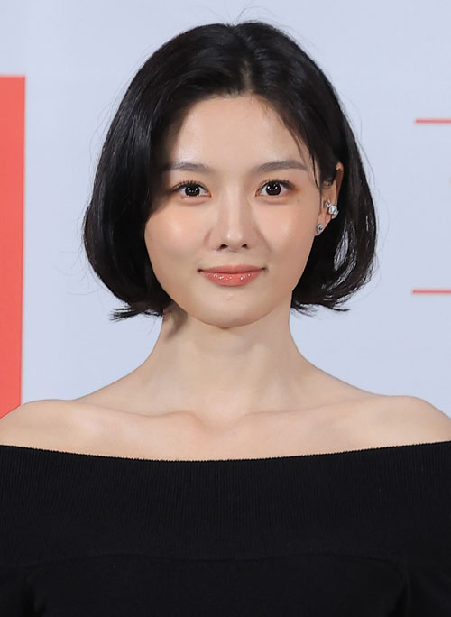배우 김유정이 29일 서울 용산구 CGV 용산아이파크몰에서 열린 tvN 20주년 특별기획 새 토일드라마 ‘100일의 거짓말’ 제작발표회에서 포즈를 취하고 있다. ‘100일의 거짓말’은 밀정이 된 경성 최고의 소매치기와 조선총독부의 엘리트 통역관이 적의 심장부에서 마주하며 벌어지는 100일간의 첩보 로맨스다. 2026.9.29<br>뉴스1