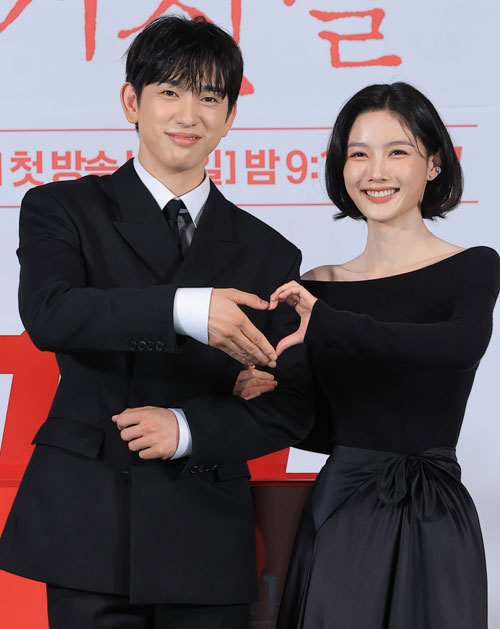 배우 박진영과 김유정(오른쪽)이 29일 서울 용산구 CGV 용산아이파크몰에서 열린 tvN 20주년 특별기획 새 토일드라마 ‘100일의 거짓말’ 제작발표회에서 포즈를 취하고 있다. ‘100일의 거짓말’은 밀정이 된 경성 최고의 소매치기와 조선총독부의 엘리트 통역관이 적의 심장부에서 마주하며 벌어지는 100일간의 첩보 로맨스다. 2026.9.29<br>뉴스1