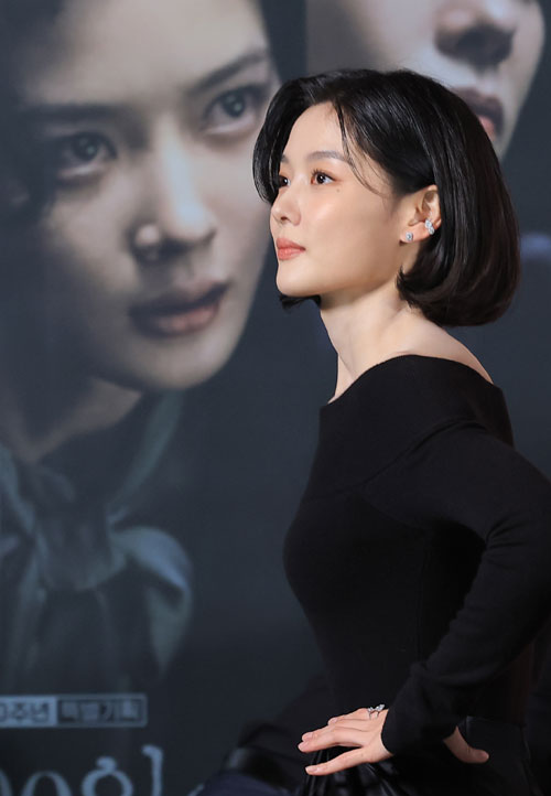 배우 김유정이 29일 서울 용산구 CGV 용산아이파크몰에서 열린 tvN 20주년 특별기획 새 토일드라마 ‘100일의 거짓말’ 제작발표회에 참석하고 있다. ‘100일의 거짓말’은 밀정이 된 경성 최고의 소매치기와 조선총독부의 엘리트 통역관이 적의 심장부에서 마주하며 벌어지는 100일간의 첩보 로맨스다. 2026.9.29<br>뉴스1