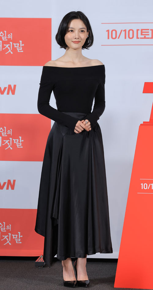 배우 김유정이 29일 서울 용산구 CGV 용산아이파크몰에서 열린 tvN 20주년 특별기획 새 토일드라마 ‘100일의 거짓말’ 제작발표회에 참석해 포즈를 취하고 있다. ‘100일의 거짓말’은 밀정이 된 경성 최고의 소매치기와 조선총독부의 엘리트 통역관이 적의 심장부에서 마주하며 벌어지는 100일간의 첩보 로맨스다. 2026.9.29<br>뉴스1