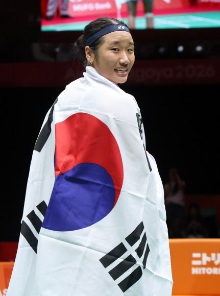 29일 일본 아이치현 이치노미야 시립체육관에서 열린 2026 아이치·나고야 아시안게임 배드민턴 여자 단식 결승 대한민국 안세영과 일본 야마구치 아카네의 경기. <br>승리를 거두며 2022 항저우 대회에 이어 2회 연속 여자 단식 정상을 지켜낸 안세영이 태극기를 두르고 있다. 2026.9.29 연합뉴스