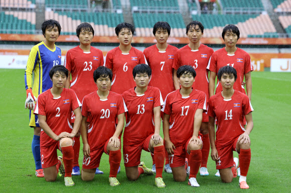 29일 일본 시즈오카현 후쿠로이의 시즈오카 스타디움 에코파에서 열린 2026 아이치·나고야 아시안게임 여자 축구 준결승 북한과 중국의 경기. <br>선발 출전 선수들이 포즈를 취하고 있다. 2026.9.29 <br>연합뉴스