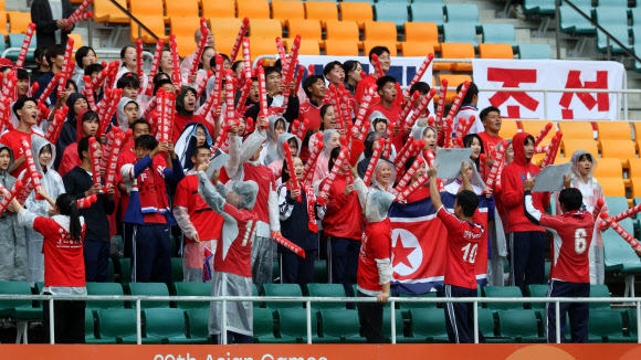 29일 일본 시즈오카현 후쿠로이의 시즈오카 스타디움 에코파에서 열린 2026 아이치·나고야 아시안게임 여자 축구 준결승 북한과 중국의 경기. <br>북한 응원단이 관중석에서 응원을 하고 있다. 2026.9.29 <br>연합뉴스