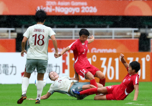 29일 일본 시즈오카현 후쿠로이의 시즈오카 스타디움 에코파에서 열린 2026 아이치·나고야 아시안게임 여자 축구 준결승 북한과 중국의 경기. <br>양팀 선수들이 볼 경합을 벌이고 있다. 2026.9.29 <br>연합뉴스