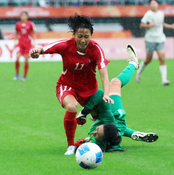 29일 일본 시즈오카현 후쿠로이의 시즈오카 스타디움 에코파에서 열린 2026 아이치·나고야 아시안게임 여자 축구 준결승 북한과 중국의 경기. <br>북한 한진홍이 공격을 하고 있다. 2026.9.29 <br>연합뉴스