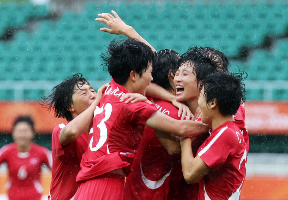 29일 일본 시즈오카현 후쿠로이의 시즈오카 스타디움 에코파에서 열린 2026 아이치·나고야 아시안게임 여자 축구 준결승 북한과 중국의 경기. <br>중국 야오웨이의 자책골로 득점한 북한 선수들이 기뻐하고 있다. 2026.9.29 <br>연합뉴스