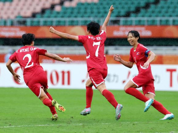29일 일본 시즈오카현 후쿠로이의 시즈오카 스타디움 에코파에서 열린 2026 아이치·나고야 아시안게임 여자 축구 준결승 북한과 중국의 경기. <br>북한 명유정(7번)이 골을 성공시키고 환호하고 있다. 2026.9.29 <br>연합뉴스