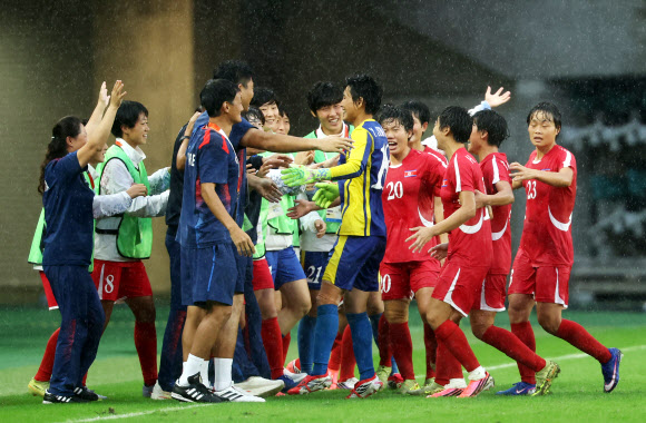 29일 일본 시즈오카현 후쿠로이의 시즈오카 스타디움 에코파에서 열린 2026 아이치·나고야 아시안게임 여자 축구 준결승 북한과 중국의 경기. <br>2대0으로 승리한 북한 선수들이 기뻐하고 있다. 2026.9.29 <br>연합뉴스