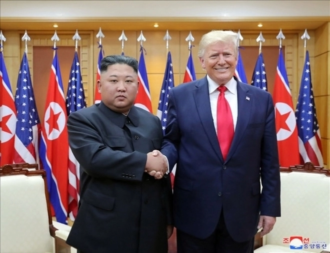 김정은 북한 국무위원장과 도널드 트럼프 미국 대통령이 2019년 6월 30일 판문점 남측 자유의집 VIP실에서 악수하고 있다. 조선중앙통신 연합뉴스 자료사진