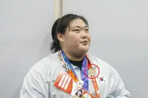 “리원원이랑 바꿨어요!” 세기의 라이벌도 나눈다…오가는 핀 교환, 쌓이는 우정 [나고야 야호]