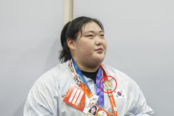 “리원원이랑 바꿨어요!” 세기의 라이벌도 나눈다…오가는 핀 교환, 쌓이는 우정 [나고야 야호]