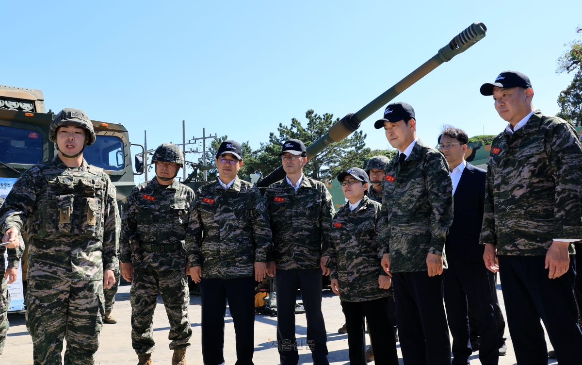 장동혁 국민의힘 대표가 29일 인천 백령도 해병대 제 6여단을 방문해 백령도에 배치된 무기체계 설명을 듣고 있다. 국회사진기자단