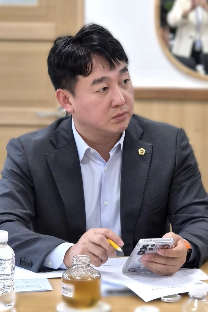 ▲ 지난 29일 파주 한가람중·다율중·산들중학교를 차례로 방문한 손성익 의원(사진=경기도의회)