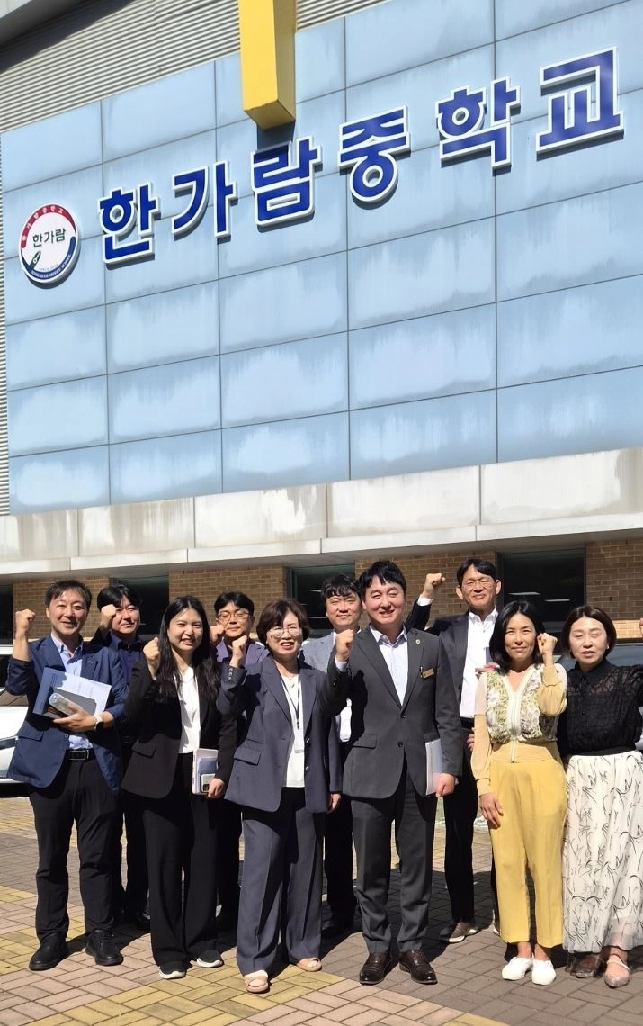 ▲ 지난 29일 파주 한가람중·다율중·산들중학교를 차례로 방문한 손성익 의원이 참석자들과 기념촬영을 하고 있다. (사진=경기도의회)