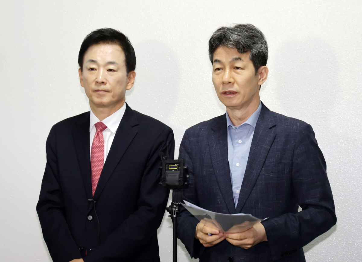 정보위 여야 간사인 윤건영 더불어민주당(오른쪽), 유영하 국민의힘 의원이 30일 서울 여의도 정보위원회 전체회의를 마친 후 브리핑하고 있다. 뉴스1