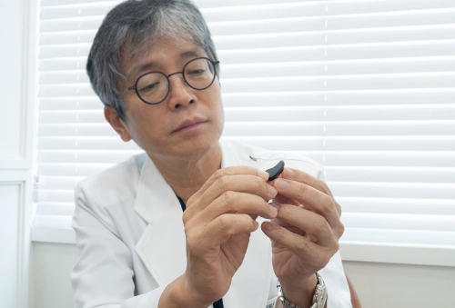 부모님께서 난청 증상을 보인다면 보청기를 먼저 알아보는 대신, 이비인후과를 방문해 귀 진료 및 청력 검사를 받은 뒤 적절한 이비인후과 치료나 난청 관리법을 알아보는 것이 중요하다. 김성근 원장이 보청기는 개인의 난청 정도와 유형, 귀 모양과 상태, 양쪽 귀의 청력 차이, 말소리 이해 정도, 생활환경 등을 고려해 선택해야 한다고 설명한다.