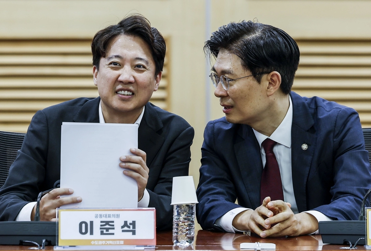 조정훈(오른쪽) 국민의힘 의원과 이준석 의원이 30일 서울 여의도 국회 의원회관에서 열린 수도권 주거혁신 포럼 창립 세미나에 대화하고 있다.뉴시스