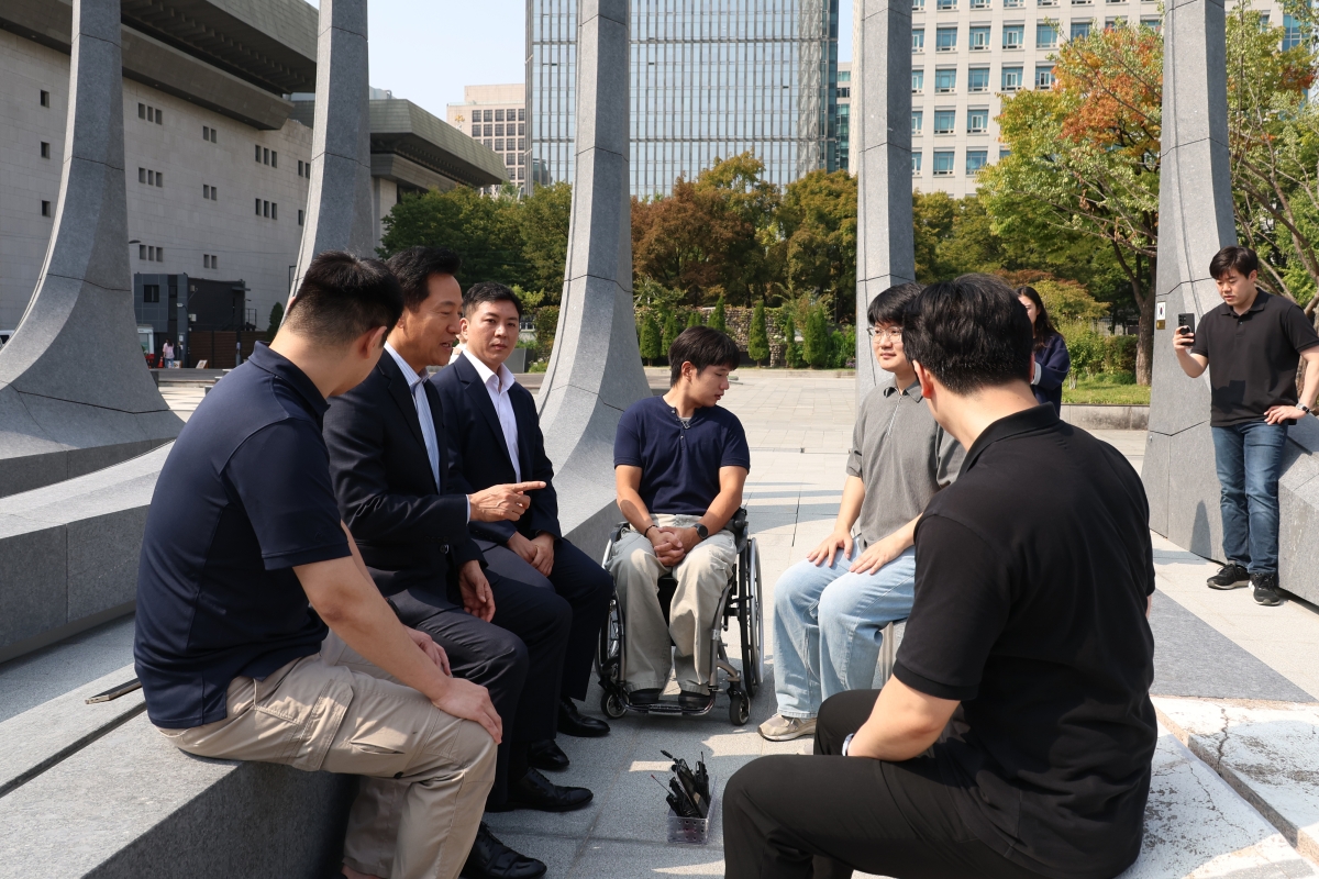 오세훈(왼쪽 두 번째) 서울시장이 30일 서울 광화문광장 감사의정원에서 청년부상제대군인들을 만나 대화하고 있다. 뉴시스