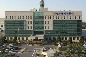 “찔러 봐” 남편 말에 격분한 40대女, 경찰관 얼굴도 손톱으로 할퀴더니… 체포돼 조사 중