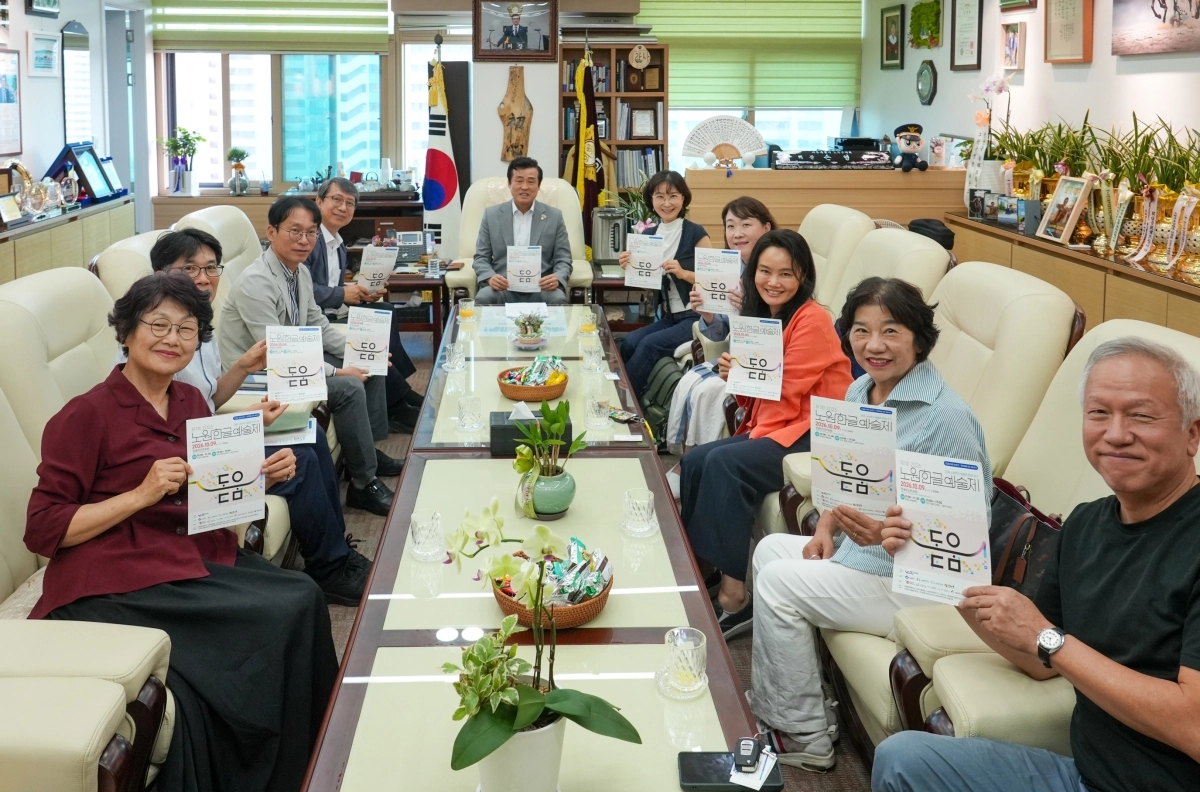 노원구의회 손영준 의장(가운데)이 29일 의장실에서 제1회 노원한글예술제를 주최·주관하는 노원문화예술인 네트워크 ‘노다지’  관계자들과의 간담회를 마친 뒤 기념 촬영을 하고 있다.  사진: 노원구의회 제공.