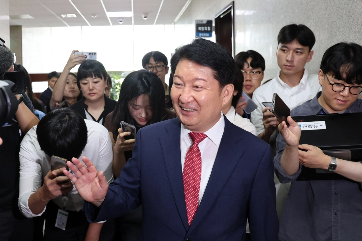 권영진 국민의힘 의원이 지난 27일 오전 서울 여의도 국회 국민의힘 원내대표실에서 정점식 원내대표와 면담 후 대표실을 나서고 있다.  뉴스1
