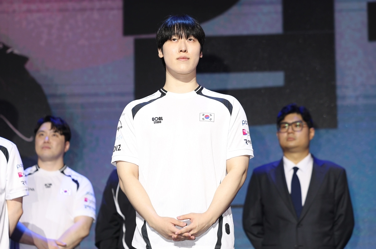 지난 8월 25일 서울 마포구 상암 큐브 컨벤션 센터에서 열린 2026 아이치·나고야 아시안게임 e스포츠 대한민국 국가대표 출정식에서 리그 오브 레전드(LoL) 종목에 출전하는 ‘제카’ 김건우가 입장하고 있다. 연합뉴스