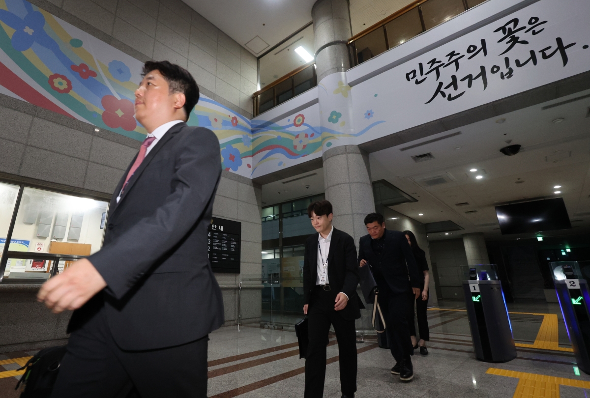 지난 7월 23일 압수수색을 마친 합동수사본부 관계자들이 과천 중앙선거관리위원회에서 나오고 있다. 연합뉴스
