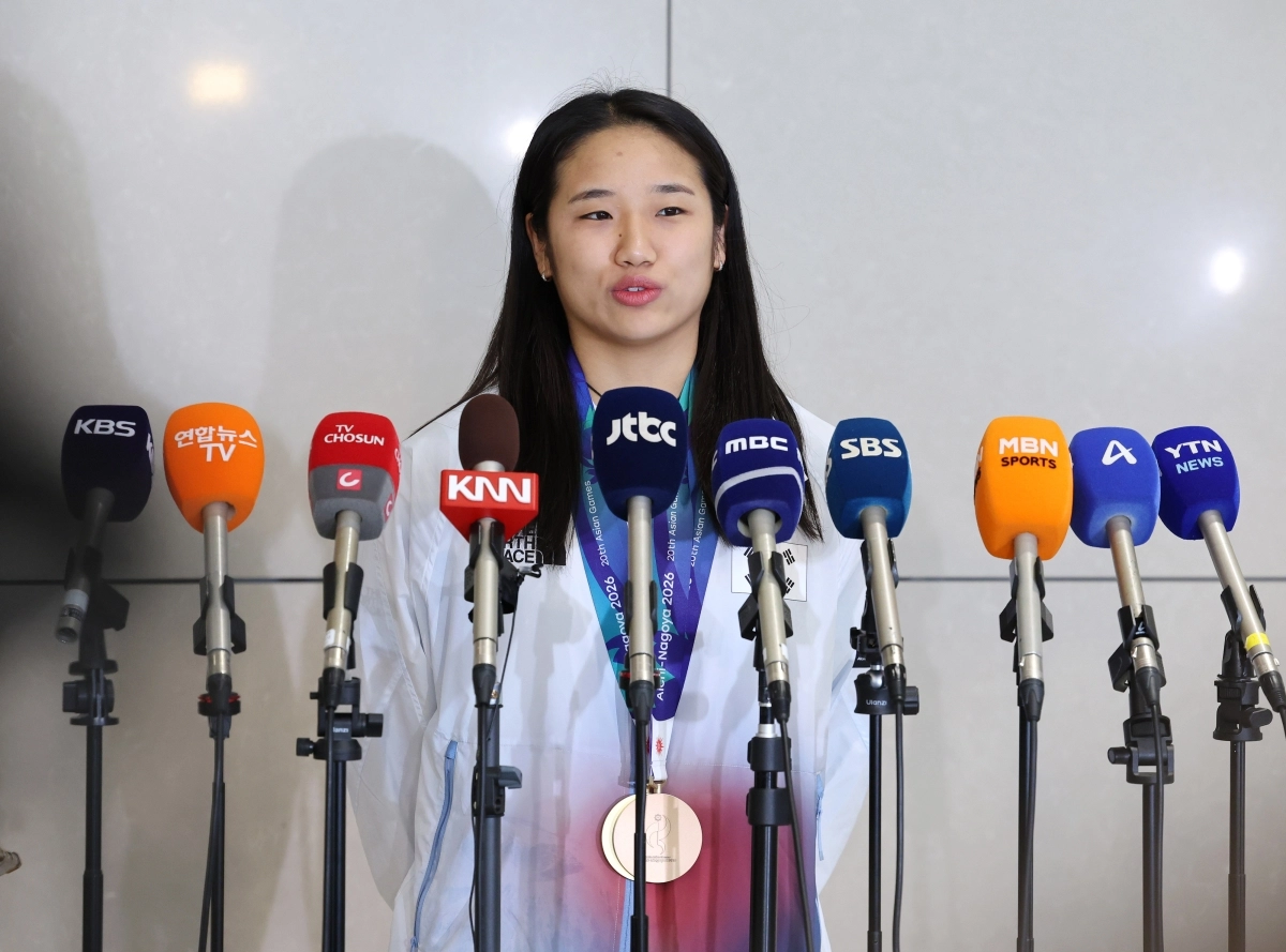 아시안게임 배드민턴 여자 단식 사상 첫 2연패를 달성한 배드민턴 ‘세계 최강’ 안세영이 30일 인천국제공항 제2여객터미널을 통해 귀국해 인터뷰하고 있다. 2026.9.30 연합뉴스