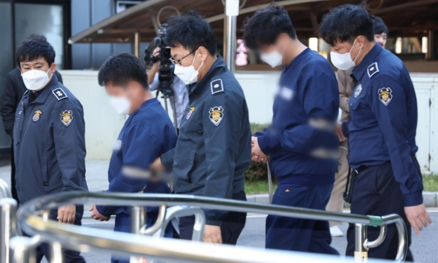영풍제지 불공정 거래 의혹과 관련해 시세 조종 혐의를 받는 일당이 2023년 10월 20일 구속 전 피의자 심문(영장실질심사)을 받기 위해 서울남부지법에 출석하고 있다. 연합뉴스