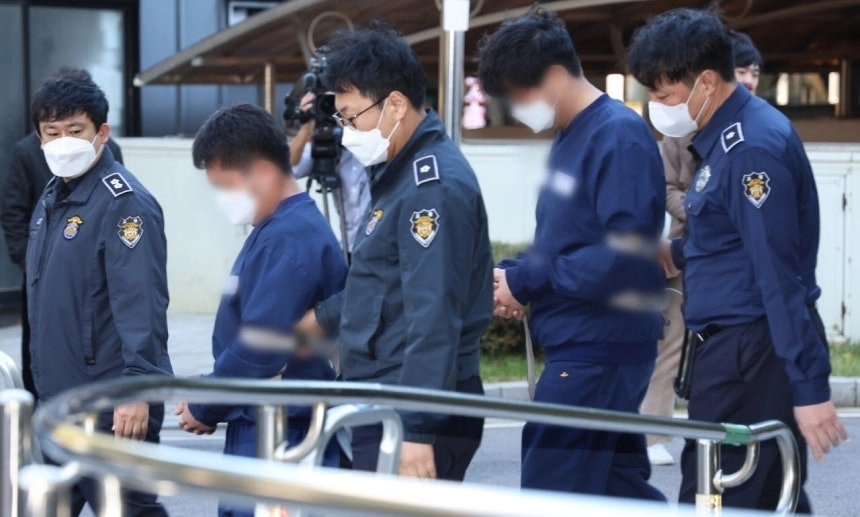 영풍제지 불공정 거래 의혹과 관련해 시세 조종 혐의를 받는 일당이 2023년 10월 20일 구속 전 피의자 심문(영장실질심사)을 받기 위해 서울남부지법에 출석하고 있다. 연합뉴스