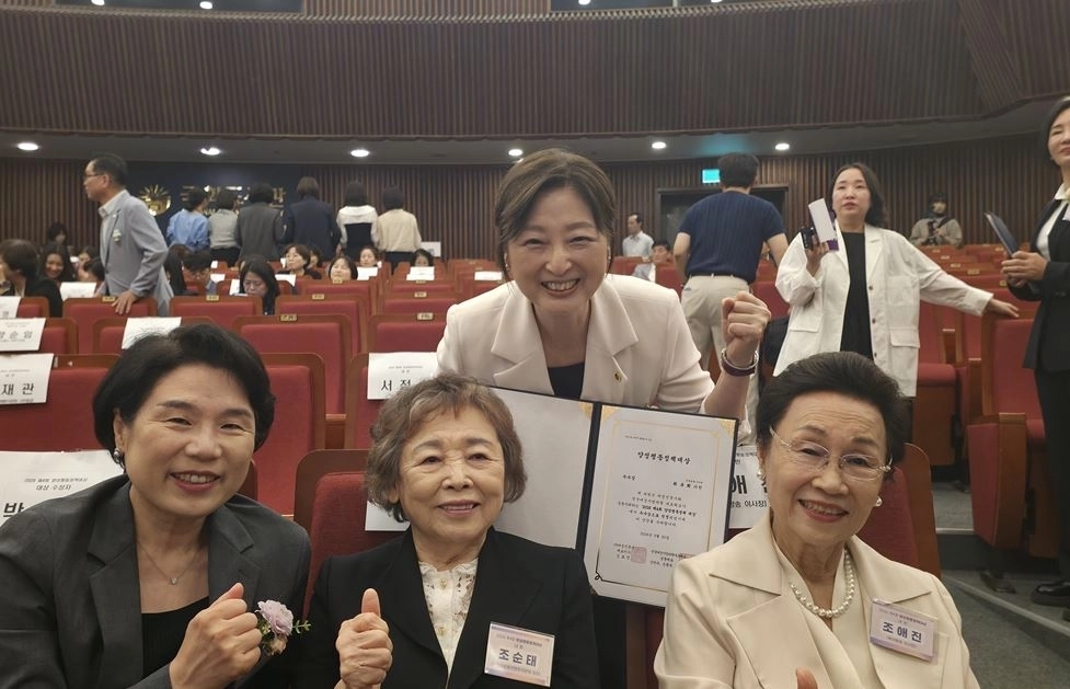 최유희 의원이 ‘제4회 2026 양성평등정책대상’ 수상자들과 함께 기념촬영을 하고 있다. 서울시의회 제공