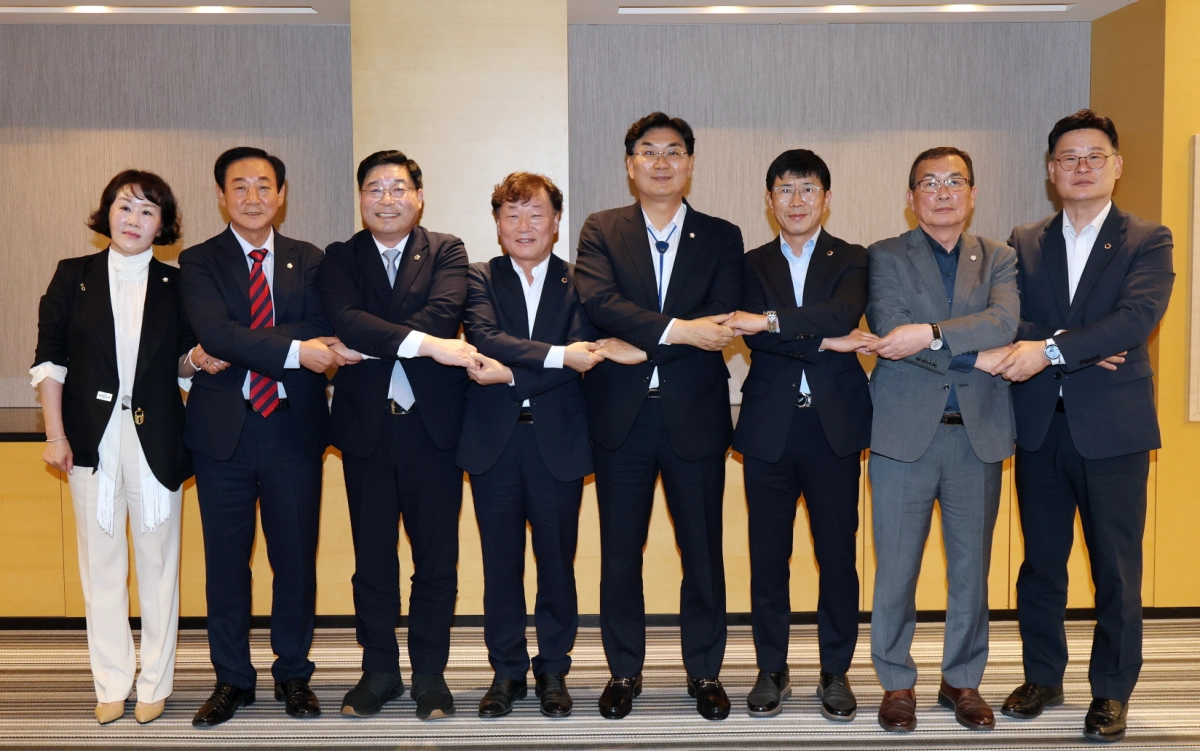 ▲남종섭 대한민국시도의회의장협의회장(왼쪽 넷째)과 이상주 대한민국시군자치구의회의장협의회장(오른쪽 넷째) 등 양 협의회 주요 관계자들이 30일 여수에서 만나 지방의회법 연내 제정을 위한 연대를 다짐하고 있다. (사진=경기도의회)