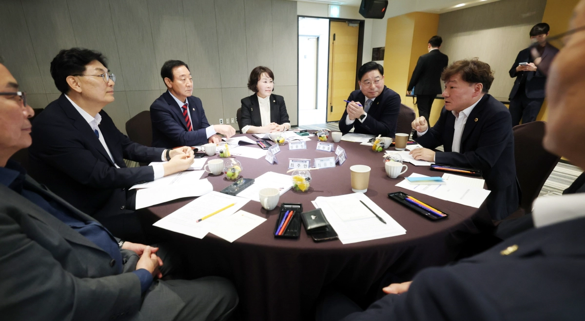 ▲남종섭 대한민국시도의회의장협의회장(오른쪽)이 30일 여수에서 시군자치구의회의장협의회 관계자들과 원탁에 둘러앉아 지방의회법 제정 추진 방안을 논의하고 있다. (사진=경기도의회)