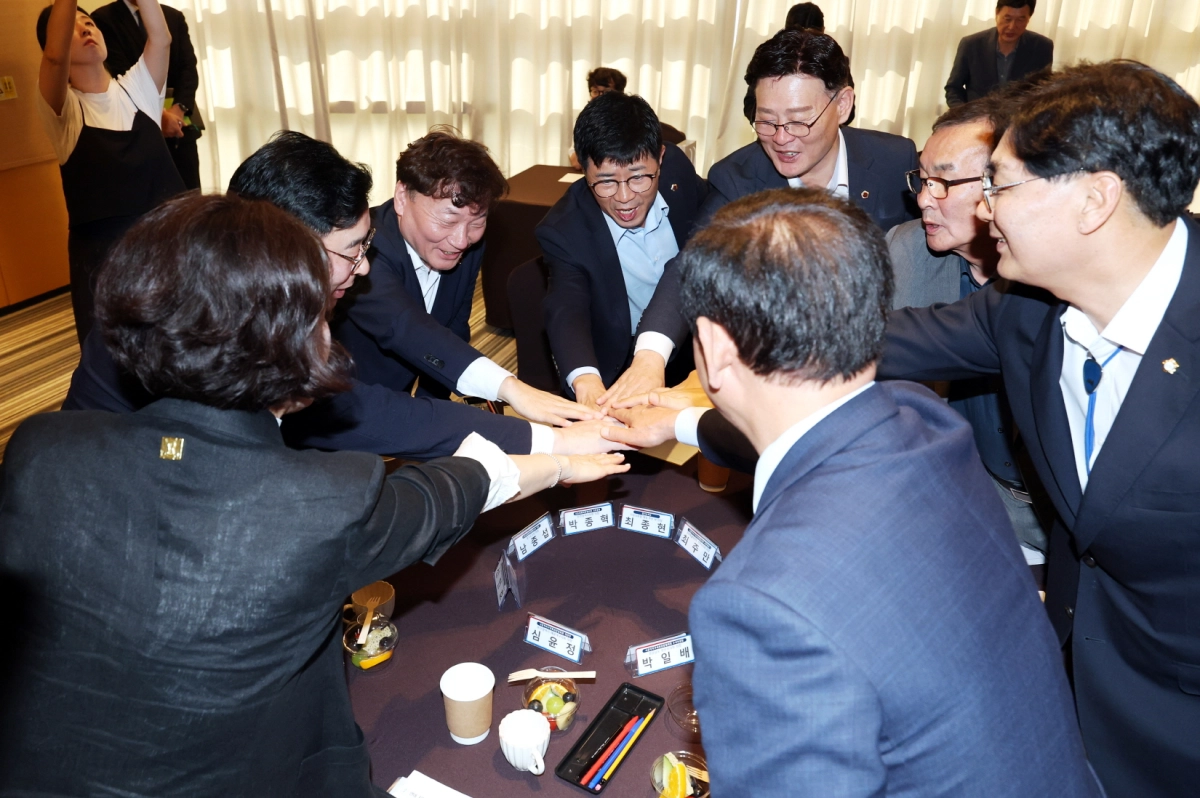 ▲대한민국시도의회의장협의회와 대한민국시군자치구의회의장협의회 회장단이 30일 여수에서 열린 간담회에서 손을 모아 지방의회법 제정을 위한 공동 대응 결의를 다지고 있다. (사진=경기도의회)