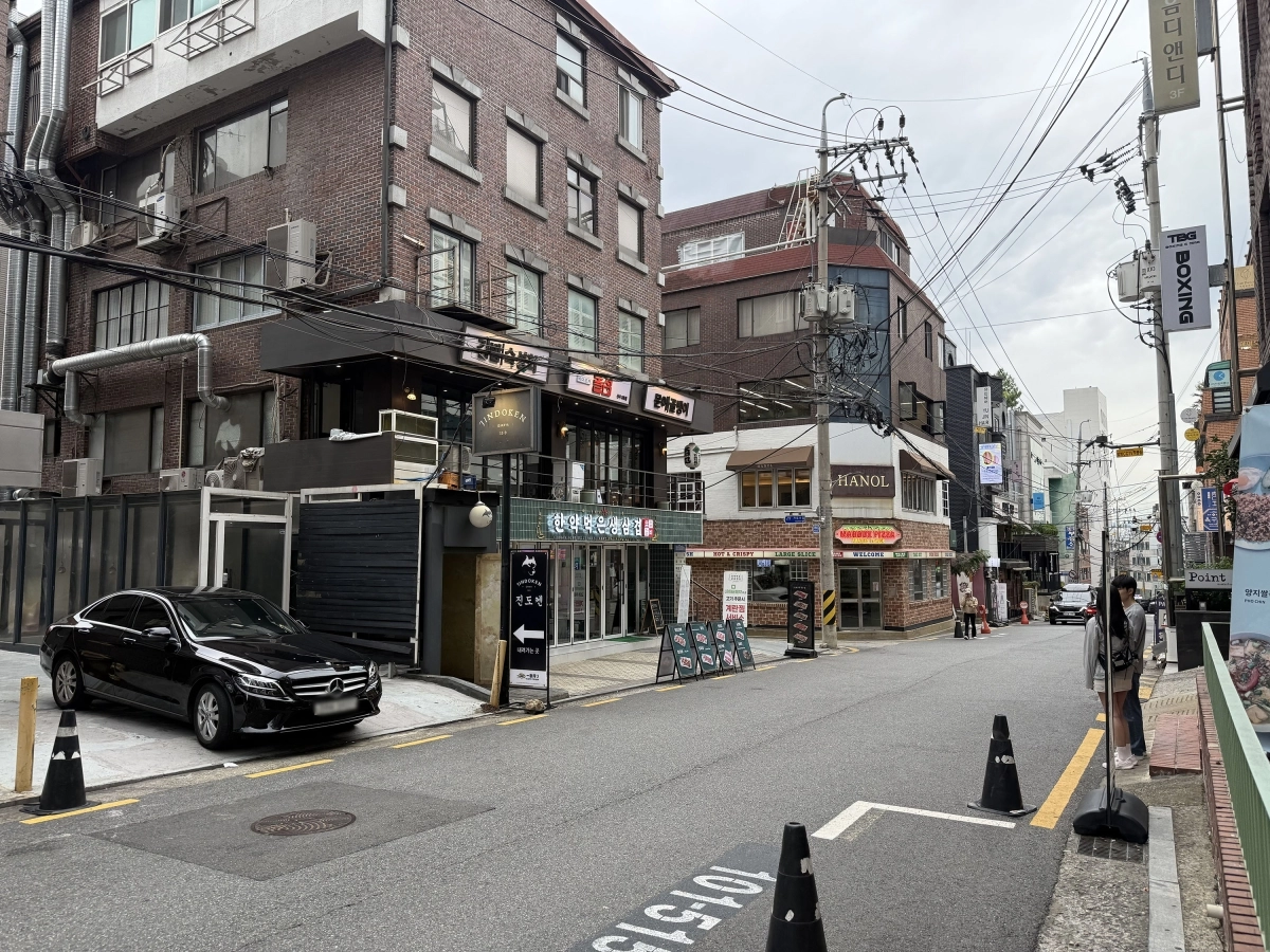 지난 18일 골목형상점가로 신규 지정된 서울 강남구 신사동 나로수길의 모습. 강남구 제공
