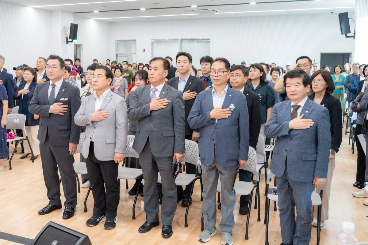 지난 29일 서울 강남구 수서복합문화센터 개청식에 참석한 이인선(왼쪽 두번째) 행정안전위원장과 송영광(세번째) 경제도시위원장 등 구의원들이 국민의례를 하고 있다.  강남구의회 제공