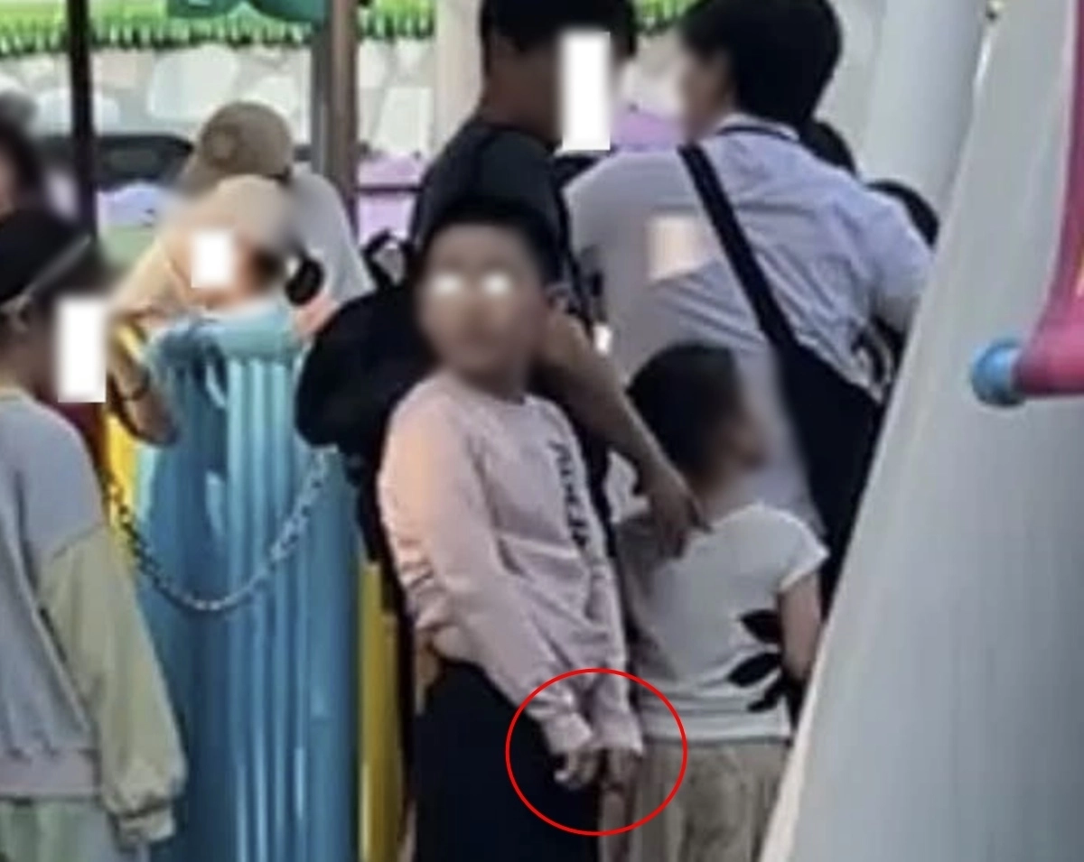 서울 송파구 롯데월드에서 놀이기구 탑승을 기다리던 남자 아이가 대기 줄에 선 채 소변을 보는 모습이 포착돼 논란이 일고 있다. 보배드림 인스타그램 캡처