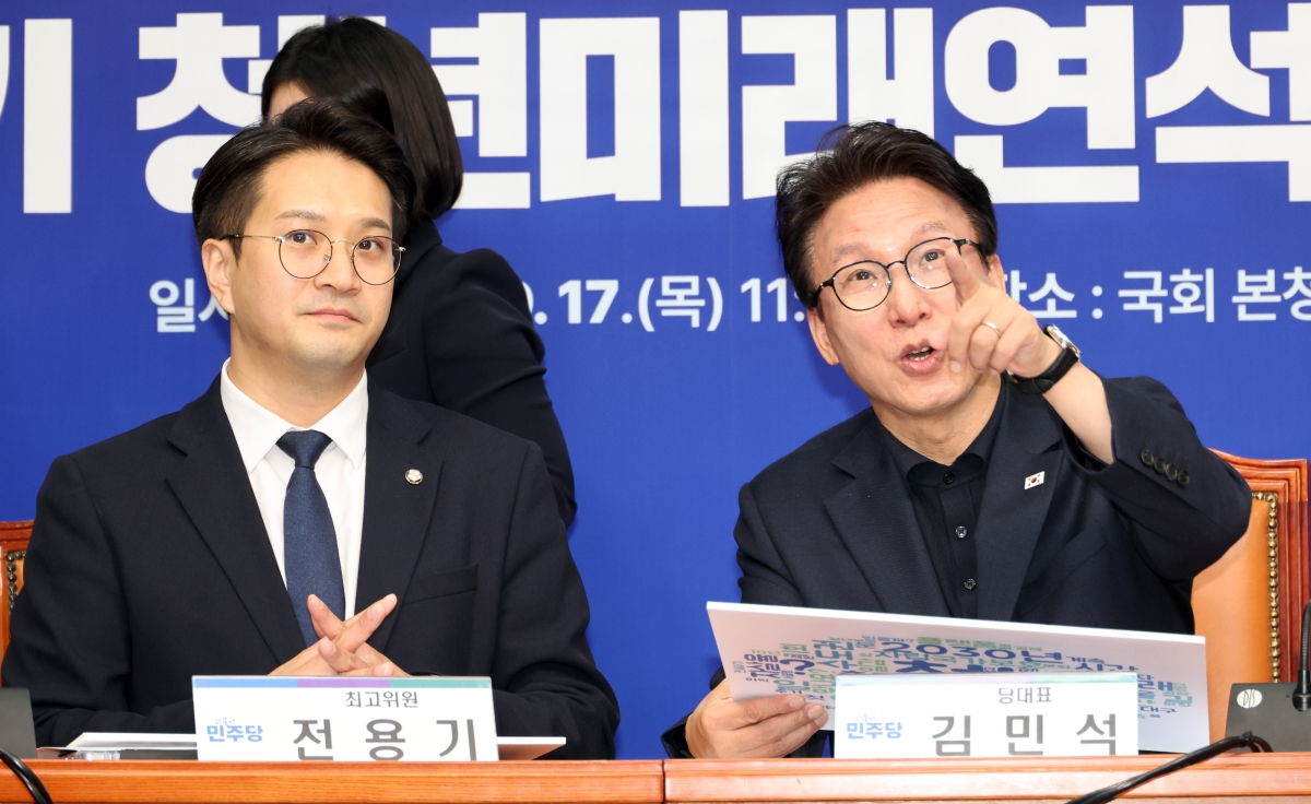 김민석(오른쪽) 더불어민주당 대표가 17일 여의도 국회에서 열린 제7기 청년미래연석회의 1차 회의에 참석해 전용기 최고위원과 대화를 나누고 있다. 2026.09.17.  뉴시스