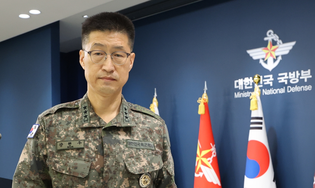 강현우 합동참모본부 작전본부장이 30일 서울 용산구 국방부 브리핑룸에서 서부전선 비무장지대(DMZ) 지뢰 폭발 사고와 관련해 북한에 책임있는 조치를 촉구하는 대북 입장문을 발표한 뒤 이동하고 있다. 연합뉴스