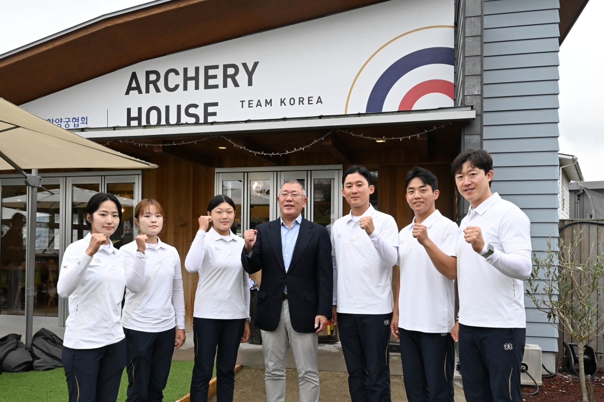 대한양궁협회 회장인 정의선(가운데) 현대차그룹 회장이 지난 29일 일본 오카자키에서 열린 ‘2026 아이치·나고야 아시안게임’ 현장에서 대한민국 양궁 대표 선수단을 격려한 뒤 기념촬영을 하고 있다. 대한양궁협회 제공
