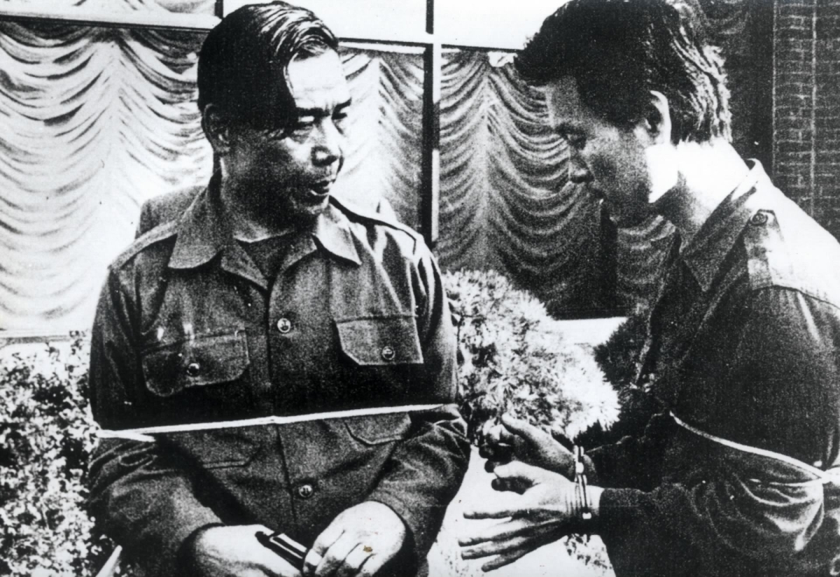 1979년 김재규(왼쪽) 전 중앙정보부장의 10·26 사건 현장 검증 모습. 연합뉴스